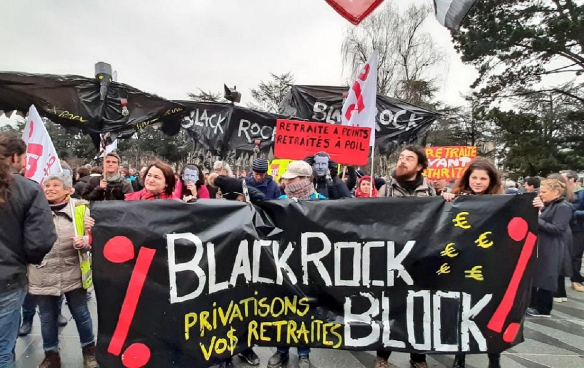 Manifestants-bloquent-le-siege-de-BlackRock